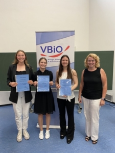 Das Foto zeigt von links nach rechts Lena Ebbert, Ida Meyer-Rogge, Sophia Krastev und Dr. Sigrid Schmitt nach der Preisverleihung.