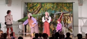 Schauspielerinnen und Schauspieler des "White Horse Theatre" beim Gastspiel für den Jahrgang 5.