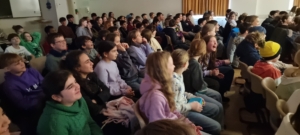 Blick ins Publikum beim Gastspiel des "White Horse Theatre"