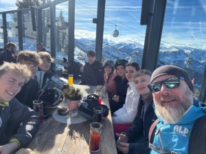 Szene auf der "Hüttn" während des Ski- und Snowboardkurses