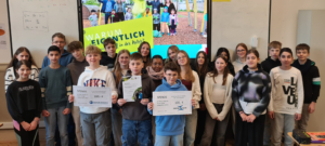 Klasse 7a mit Urkunden für ihr Engagement bei "Sauberhafter Schulweg". 