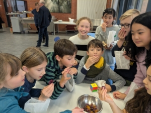 Kinder der Garten-AG von Dr. Stille beim Verzehr von Süßkartoffelchips aus dem Schulgarten