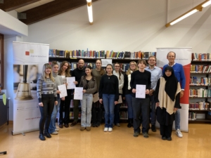 Schulfinale "Jugend debattiert" mit Platzierten und der Jury