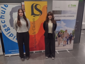 Laura Heger und Stella Hirmke bei der Präsentation ihrer Arbeiten an der THM