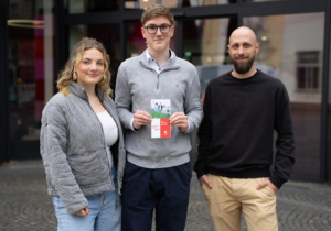 Emma Schimpf, Johannes Böhm und Nils Dreßler bei der Siegerehrung beim Planspiel Börse