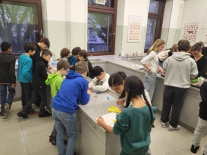 Klassenpaten aus dem Jahrgang 10 mit Fünftklässlern in der Schulküche 