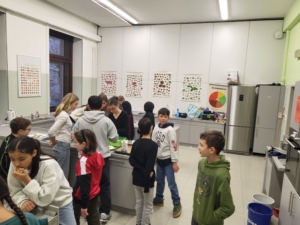 Klassenpaten mit Fünftklässlern in der Schulküche. 