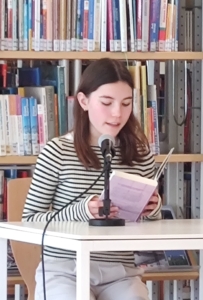 Greta Hedrich beim Vorlesewettbewerb.