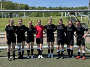 Fußball Mädchen Mannschaft siegt in Marburg, Mannschaft vor dem Tor 