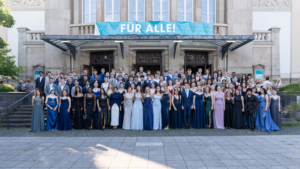 Der gesamte Jahrgang 2025 vor dem Stadttheater 