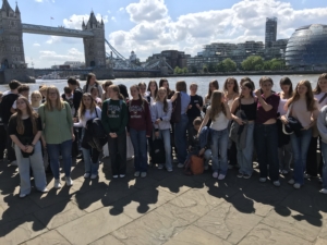 Schülerinnen und Schüler vor Londonbridge 