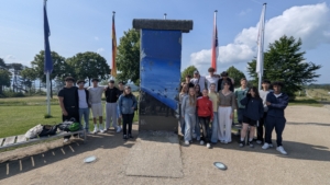 Die Klasse 10d vor einem Stück der Berliner Mauer beim "Haus auf der Grenze"