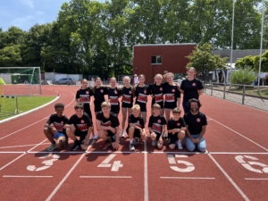 Das Leichtathletik-Team im Stadion in Frankfurt