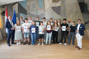Schülerinnen und Schüler bei der Preisverleihung