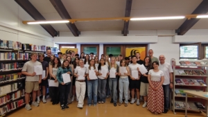 33 Schülerinnen und Schüler bei der Übergabe der JIA-Zertifikate in der Mediathek der Lio