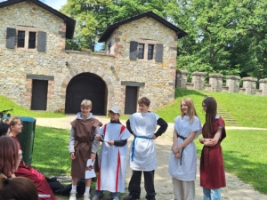 Lateinschülerinnen und -schüler in historischer Gewandung auf der Saalburg