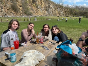 Picknick mit Klassenkameradinnen und -kameraden