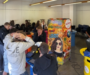Schülerinnen und Schüler beim Ausprobieren digitaler Tools im Rahmen von REAL:DIGITAL