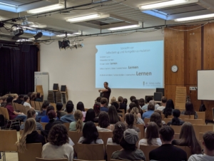 Liebig- und Ostschülerinnen und -schüler beim Workshop in der Aula der "Ost"