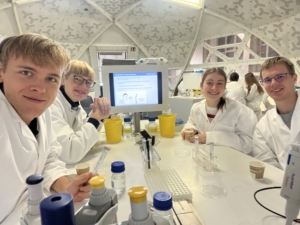 (v. l. n. r.:) Leonard Hoßner, Jonathan Pilatz, Anna Krastev und Maksym Pustovit beim Isolieren der eigenen DNA