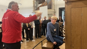 Jonathan an einer der Orgeln des Museums
