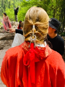 Eine traditionelle Frisur und Kleidung 