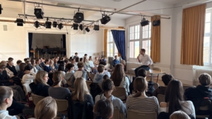 Felix Döring mit drei 10. Klassen im Gespräch in der Aula der Liebigschule