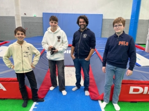 Paul Schwarz, Jakob Schott und Johann Rock mit Jörg Göppert in der neuen Sporthalle