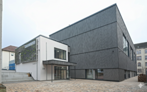 Sporthalle außen (KI verbessert)