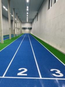 Tartanbahn im Untergeschoss der neuen Sporthalle