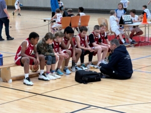 U14-Mannschaft auf der Bank mit Trainer