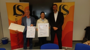 Ines Urban, Dirk Hölscher und Patrick Weise bei der Übergabe des Zertifikates "Schule und Gesundheit" 