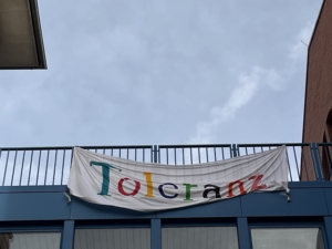 Transparent mit der Aufschrift "Toleranz" am Übergang zwischen C- und B-Haus