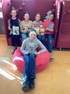 Schülerinnen aus der Klasse 5e geben Literaturtipps für Weihnachten 