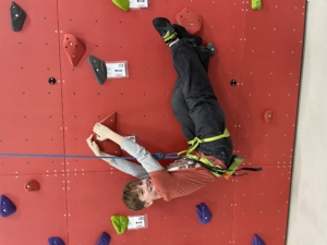 Schüler beim Sozialprojekt "Wir für euch" in der Kletterhalle der neuen Sporthalle 