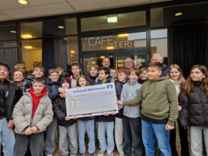 Schülerinnen und Schüler bei der Scheckübergabe nach Sponsorenlauf