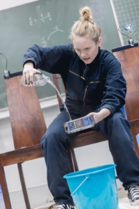 Szene aus dem Klassenzimmerstück des Marburger Landestheaters 