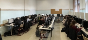 Siebtklässler bei der Recherche von "Fake News"