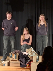 DS-Aufführung der Q4 zum Thema Konsum 