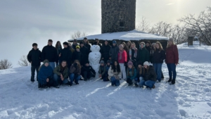 Die Musiker – Schülerinnen und Schüler sowie begleitende Lehrerinnen und Lehrer auf dem Knüll 