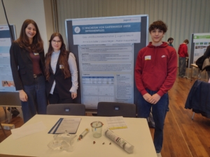 Laura Heger, Anna Schrödter und Florian Hassenklöver mit ihrem Projekt „Wachstum von Gartenkresse unter Methaneinfluss“