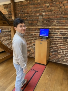 Yejun An beim Exponat "Funktionen laufen" 