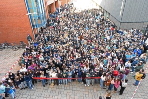Die Schülerschaft der Lio in froher Erwartung der offiziellen Eröffnung von Turnhalle und Schulhof