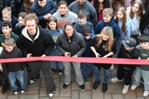 Kurz vor dem Zerschneiden des roten Bandes...