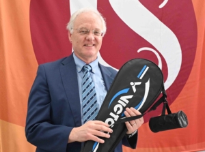 Dirk Hölscher mit dem Geschenk vom Schulamt: ein Batmintonschläger für den guten Aufschlag