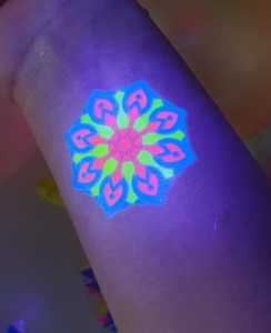 Ein unter UV-Licht leuchtendes Tattoo 