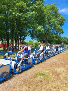 Schülergruppe bei der Fahrt mit der Draisine