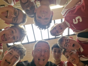 Lio-Basketballer, die die "46ers -Schulliga" gewonnen haben, mit Trainer Krapp