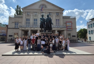 Die Deutschkurse der Q2 vor dem Nationaltheater in Weimar 