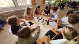 Schülergruppe bei der Arbeit und Diskussion 